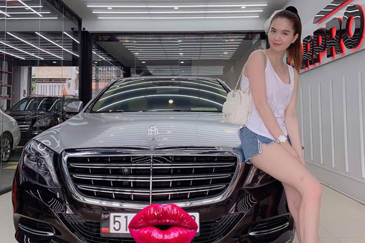 Mới đây trên trang cá nhân của người đẹp gốc Trà Vinh với nghệ danh "nữ hoàng nội y" - Ngọc Trinh đã đăng tải những hình ảnh và dòng ghi chú trạng thái về việc cô mới thay đổi lớp sơn truyền thống của chiếc Mercedes-Benz S500 Maybach mới do cô sở hữu sang "bộ áo" 2 màu tương phản mang phong cách truyền thống của nhà Maybach.
