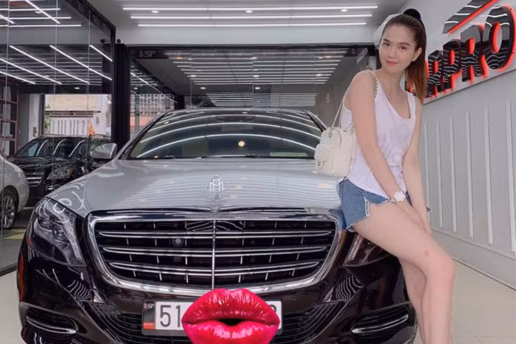 Mới đây trên trang cá nhân của người đẹp gốc Trà Vinh với nghệ danh "nữ hoàng nội y" - Ngọc Trinh đã đăng tải những hình ảnh và dòng ghi chú trạng thái về việc cô mới thay đổi lớp sơn truyền thống của chiếc Mercedes-Benz S500 Maybach mới do cô sở hữu sang "bộ áo" 2 màu tương phản mang phong cách truyền thống của nhà Maybach.