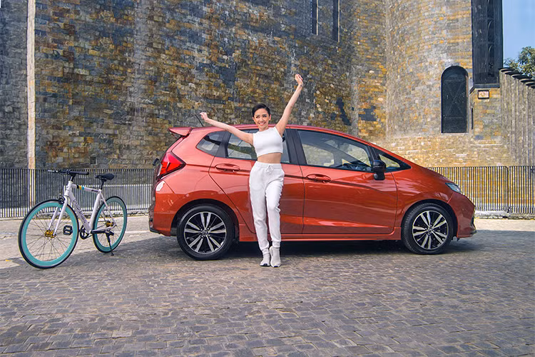 Honda Jazz là mẫu hatchback đầu tiên của Honda tại Việt Nam, được nhập khẩu nguyên chiếc từ Thái Lan với giá bán hấp dẫn chỉ từ 539 triệu đồng. Honda Jazz chứa đựng những công nghệ tiên tiến, thiết kế thời trang cũng như những tiện ích vượt trội đủ dùng cho gia đình nhỏ. 