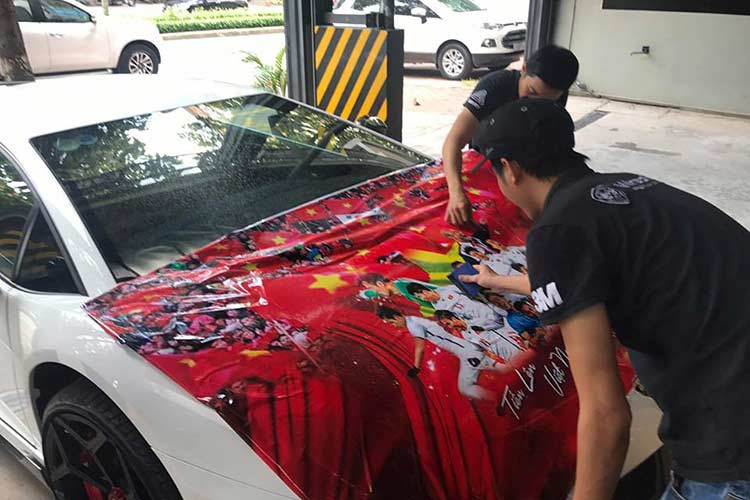 Chiếc Lamborghini Aventador LP700-4 màu trắng này được những người thợ dán hình ảnh thầy trò Park Hang-seo lên nắp capô và 2 bên hông siêu xe này còn có lá cờ Việt Nam để tiện cho việc cổ vũ cũng như tiếp thêm sức mạnh tinh thần cho các cầu thủ Olympic Việt Nam trước trận bán kết Asiad 2018 lịch sử này.