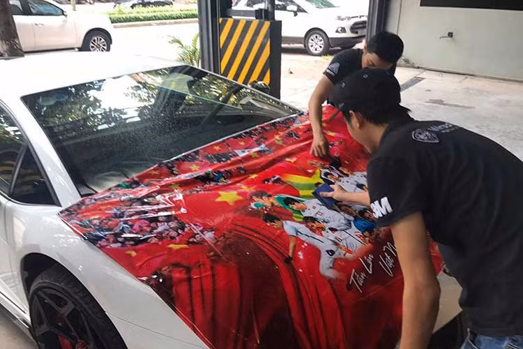 Chiếc Lamborghini Aventador LP700-4 màu trắng này được những người thợ dán hình ảnh thầy trò Park Hang-seo lên nắp capô và 2 bên hông siêu xe này còn có lá cờ Việt Nam để tiện cho việc cổ vũ cũng như tiếp thêm sức mạnh tinh thần cho các cầu thủ Olympic Việt Nam trước trận bán kết Asiad 2018 lịch sử này.