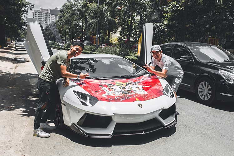 Khi mới về nước, chiếc Aventador có giá chính hãng 26 tỷ đồng. Sau khi được giảm giá, chiếc xe đã "chỉ" còn 22 tỷ đồng và được đại gia siêu xe Sài Gòn đưa về. Tuy nhiên với những chi tiết độ mới, chủ xe nhiều khả năng đã phải bỏ thêm số tiền lên tới hàng tỷ đồng cho Aventador.