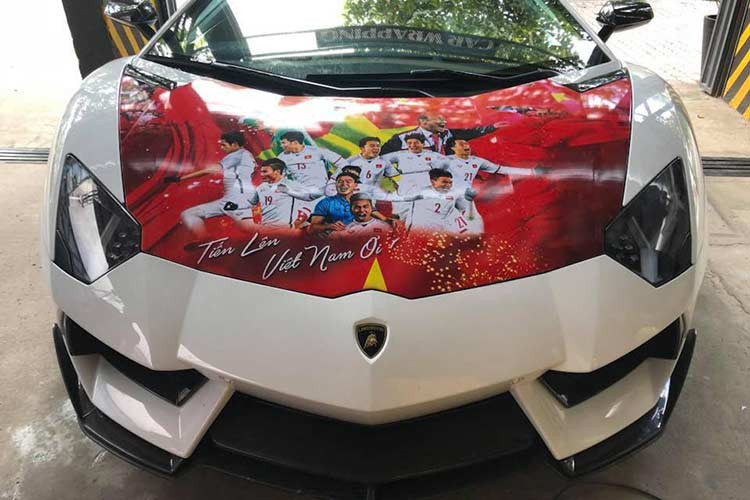 Lamborghini Aventador LP700-4 màu trắng mới tại Sài Gòn này được chủ nhân cho lên băng rôn cổ vũ Olympic Việt Nam trước trận bán kết với Hàn Quốc đã được độ body kit bằng sợi carbon của hãng độ Vorsteiner. Ngoài ra, "siêu bò" này còn được trang bị bộ mâm NV1 của hãng Vossen.