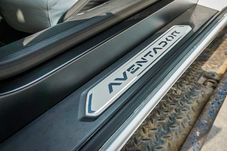 Nội thất của siêu xe Lamborghini Aventador kiểu thể thao Sportivo, bọc da phối 2 màu đen và màu tương phản màu trắng. Vô-lăng thể thao đa chức năng, bọc da, tích hợp cần số, và hỗ trợ các chức năng khác. Phía bậc lên xuống của siêu xe này cũng có dòng chữ Aventador nổi bật.