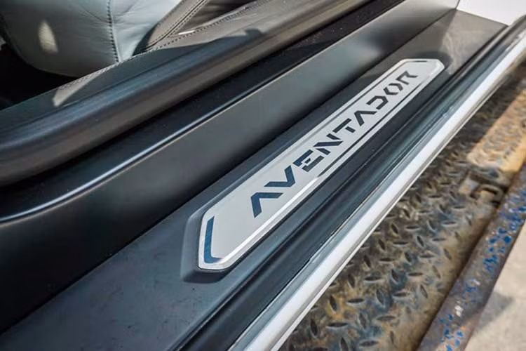 Nội thất của siêu xe Lamborghini Aventador kiểu thể thao Sportivo, bọc da phối 2 màu đen và màu tương phản màu trắng. Vô-lăng thể thao đa chức năng, bọc da, tích hợp cần số, và hỗ trợ các chức năng khác. Phía bậc lên xuống của siêu xe này cũng có dòng chữ Aventador nổi bật.