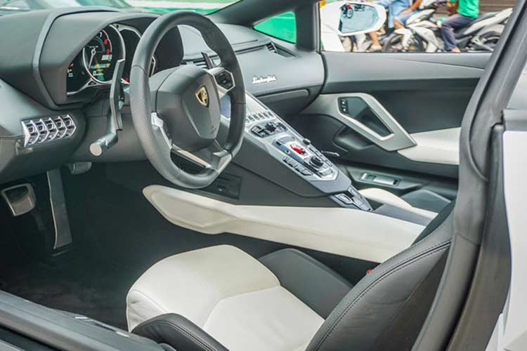 Trên bảng táp lô của siêu xe màn hình điều khiển LCD hiện đại, các nút bấm kích thước lớn giúp người dùng dễ thao tác. Phần công tắc đề máy có nắp đậy màu đỏ, cùng với đó là các tùy chọn chế độ lái gồm; Sport, Strada và Corsa.