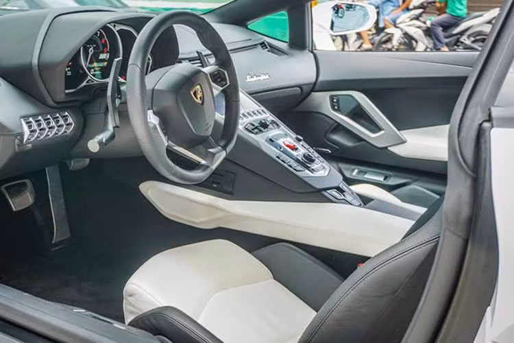 Trên bảng táp lô của siêu xe màn hình điều khiển LCD hiện đại, các nút bấm kích thước lớn giúp người dùng dễ thao tác. Phần công tắc đề máy có nắp đậy màu đỏ, cùng với đó là các tùy chọn chế độ lái gồm; Sport, Strada và Corsa.