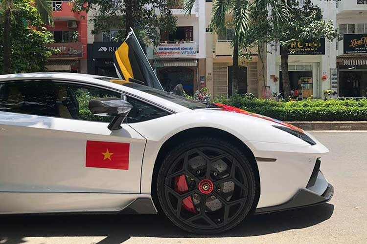 Trước đó, xe cũng đã được trang bị bộ kit khí động học từ sợi carbon của hãng Vorsteiner với các chi tiết như ốp bodykit và cánh đuôi. Như vậy, hiện nó đang là chiếc Aventador sở hữu nhiều cái "đầu tiên" và "khủng" nhất Việt Nam: nhập chính hãng đầu tiên, độ mâm đầu tiên và độ "khủng" nhất Việt Nam tính tới thời điểm này.