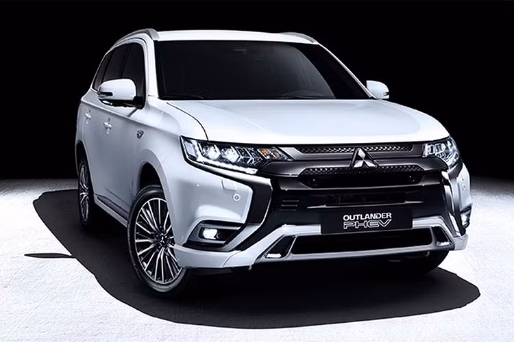 Chỉ vài tháng sau khi có mặt tại thị trường Mỹ, hãng xe Mitsubishi Nhật Bản đã tiếp tục nâng cấp cho Outlander PHEV bản 2019. Thay đổi quan trọng nhất nằm ở động cơ, động cơ dung tích 2.0L đã được thay thế bằng động cơ dung tích 2.4L (động cơ Atkinson).