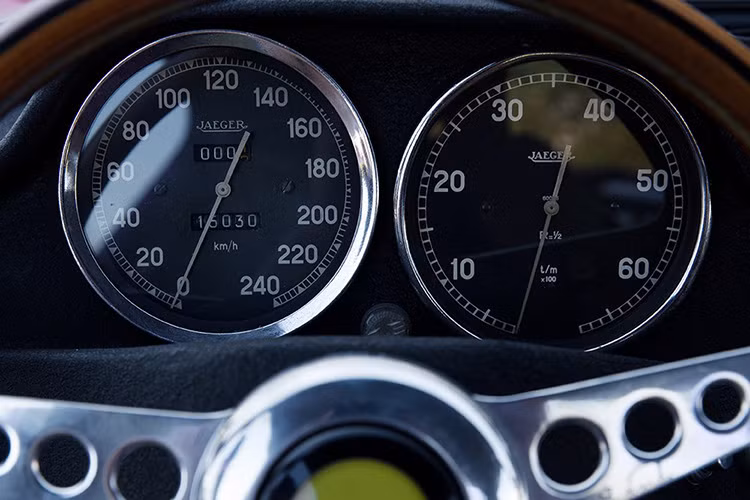 Sức mạnh này kết hợp với cân nặng chưa đầy 1 tấn khiến Ferrari 250 GT Drogo trở thành một trong những cỗ máy Grand Tourer tuyệt vời nhất mà hãng xe Ý từng sản xuất.