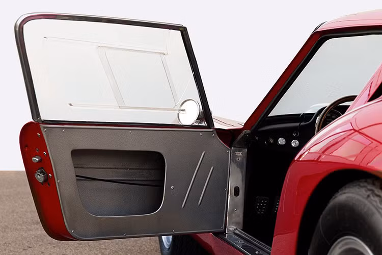 Xe được thiết kế theo đúng phong cách đua những năm cuối 50 đến 60 với các vật liệu siêu nhẹ được làm bằng hợp kim nhôm.