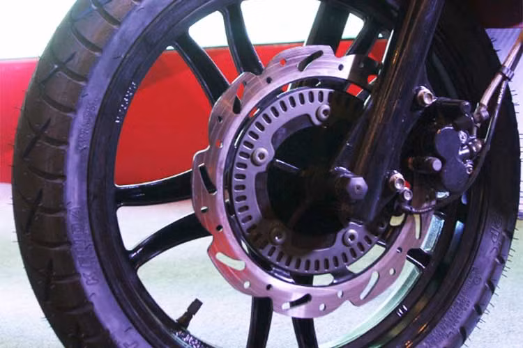 Gầm xe 160mm, cao hơn so với các xe cùng loại, giúp người lái xe thoải mái và an toàn hơn trên những đoạn đường xấu. Giảm xóc sau kiểu phuộc đôi kết hợp bánh lớn 16inch và lốp bản rộng 110 giúp tay lái ổn định và thân xe giảm xóc nẩy trên đường ổ gà.