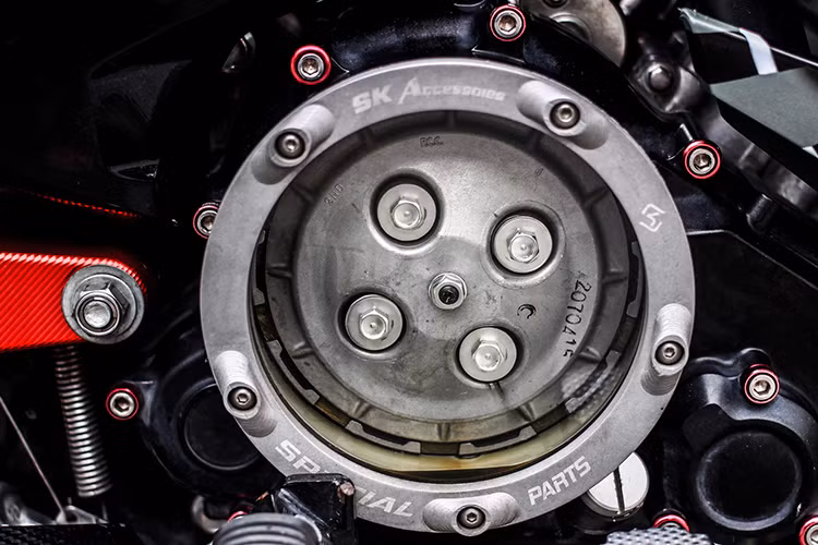 Ốp lốc nồi trong suốt độc đáo kết hợp nổi bật cùng dàn ốc Trusty thay thế một loạt cho các chi tiết nguyên bản của dòng xe côn tay cỡ nhỏ này.