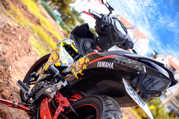 Gắp sau được làm mới đi kèm bộ số gãy Biker và bình dầu mới cùng mang một tông màu đỏ đun đầy nổi bật so với tổng thể của chiếc xế độ này.