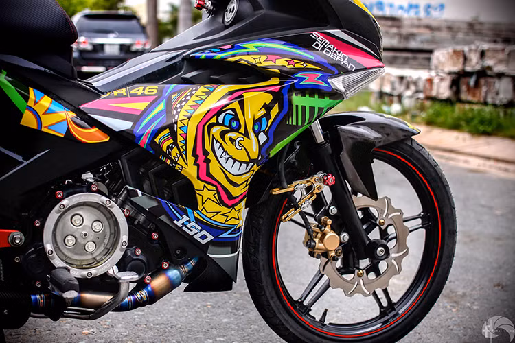 Ngoài ra, mẫu xe độ này còn được trang bị không ít món đồ chơi như gắp nhôm CNC nguyên khối, gương độ kiểng, chân chống Koso, lốc nồi trong suốt, chống đổ thân SK Accessories... và ống pô Akrapovic đi kèm cổ titan với bộ bầu của FMF.