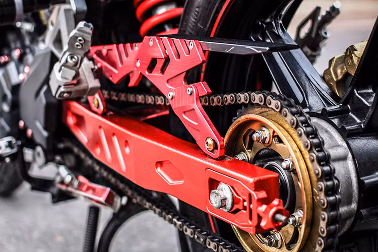 Hệ truyền động nguyên bản cũng được thay thế bằng loạt phụ kiện mới giúp cho chiếc xe vận hành tốt, ấn tượng hơn.