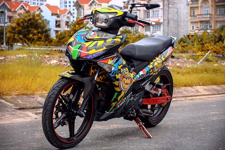 Được ví với cái tên "Vua đường phố", Yamaha Exciter 150 hiện là mẫu xe côn tay cỡ nhỏ có doanh số bán hàng đầu phân khúc. Chiến mã đường phố nhà Yamaha luôn gây chú ý trong giới xe cộ mỗi khi xuất hiện 1 phiên bản độ mới, ấn tượng và nổi bật.