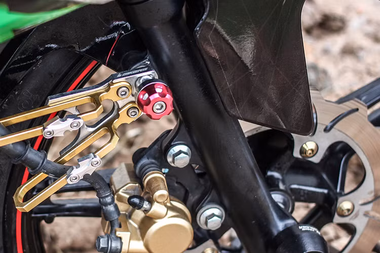  Dàn chân trước, ngoài việc làm mới với lốp và vành - dàn chân còn được trang bị cụm phanh mâm lớn, các chi tiết kiểng, vỏ giảm sóc.... Bộ dè chắn bùn của xe được chế mủ lại tạo nét thể thao và hầm hố hơn.