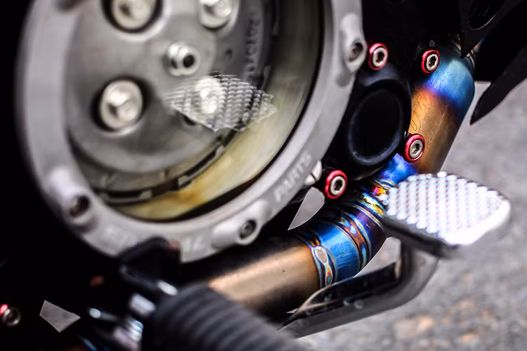 Cổ pô của chiếc Yamaha Exciter 150 độ này cũng đã được chủ nhân làm mới với phong cách titan kèm bộ bầu của FMF đầy mạnh mẽ và tinh tế.