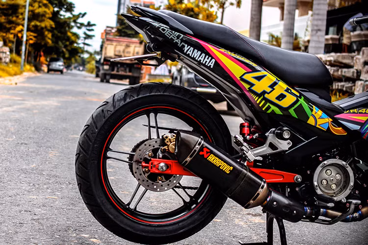 Dàn chân sau nổi bật với bánh lớn của thương hiệu Continentel kích cỡ 130. Cụm phanh sau cũng được làm mới với hàng loạt đồ chơi độ và ốc kiểng đầy cá tính thay thế cho nguyên bản của nhà sản xuất.