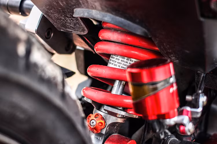 Giảm sóc dạng monoshock phía sau được làm lại với mầu đỏ ấn tượng kèm ốc kiểng, nó cũng "sẹc tông" với dàn chân sau và bình dầu rizoma độ.