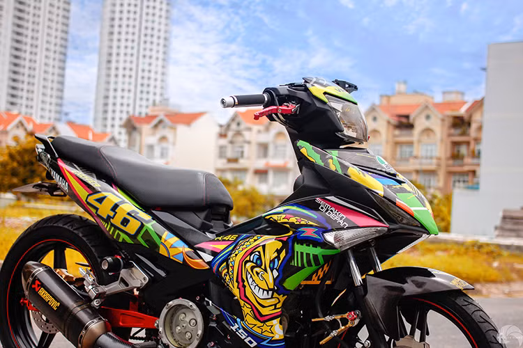 Với những phụ kiện được độ, chiếc Yamaha Exciter 150 này đã lột xác hoàn toàn so với nguyên bản. Được biết, những phụ kiện và đồ chơi được trang bị trên chiếc xe này có mức giá lên đến gần 100 triệu đồng.