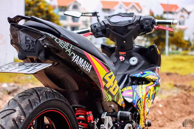 Giống như phần nhiều những bản độ thường thấy hiện nay, phần đuôi đã được chủ xe đã loại bỏ dè chắn bùn sau và đưa biển số lên cao tạo cảm giác thể thao cho chiếc xe. Cụm đèn hậu độ màu khói được tích hợp xi nhan bên trong độc đáo.