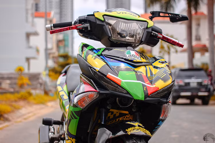 Lấy ý tưởng từ dàn áo đấu của tay đua MotoGP huyền thoại Valentino Rossi - VR|46, SK Decal khoác lên mình chiếc Exciter 150 phong cách đậm chất thể thao với họa tiết mặt trời - mặt trăng như trên chiếc xế đua danh tiếng có tên gọi Sun &amp; Moon.