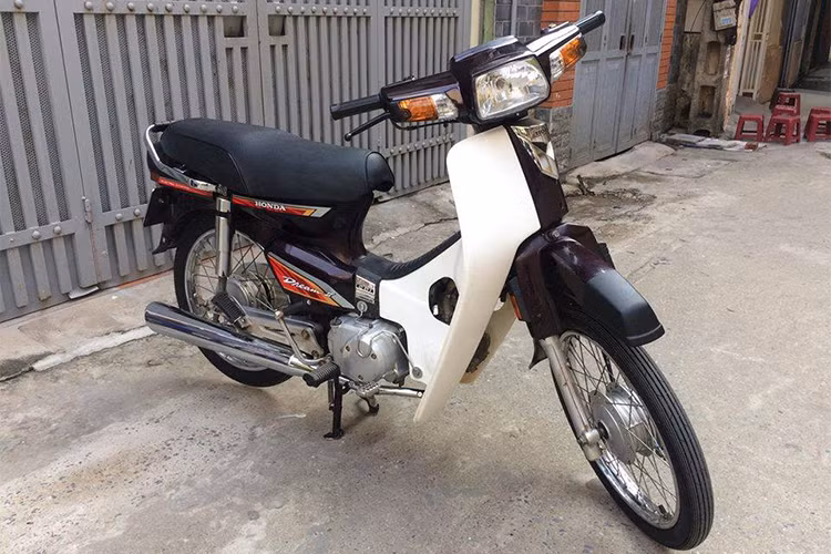 Chiếc xe máy Honda Super Dream được sản xuất năm 2010 trong bài viết này đã được làm lại một số chi tiết phong cách Dream Thái, kèm biển số "tứ quý 1" được rao bán chỉ 35 triệu đồng tại Hà Nội. Đây được xem là mức giá khá phù hợp túi tiền, do hình thức xe không còn nguyên bản nhưng đắt giá nhất chính là biển kiểm soát của xe.