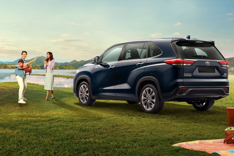 Theo hé lộ từ phía đại lý, Toyota Innova 2023 dự kiến sẽ ra mắt khách Việt từ quý III năm nay, xe được nhập khẩu trực tiếp từ Indonesia. Được biết, giá xe Toyota Innova 2023 dự kiến sẽ từ 820 cho bản thấp nhất và khoảng 1 tỷ đồng cho phiên bản Hybrid cao cấp nhất.