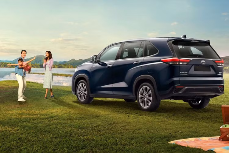 Theo hé lộ từ phía đại lý, Toyota Innova 2023 dự kiến sẽ ra mắt khách Việt từ quý III năm nay, xe được nhập khẩu trực tiếp từ Indonesia. Được biết, giá xe Toyota Innova 2023 dự kiến sẽ từ 820 cho bản thấp nhất và khoảng 1 tỷ đồng cho phiên bản Hybrid cao cấp nhất.