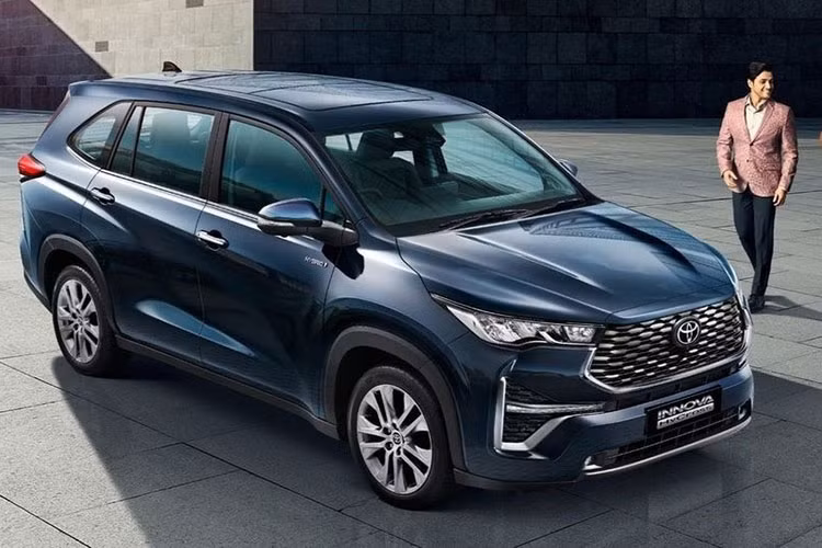 So với thế hệ cũ, ngoại hình của Toyota Innova 2023 trông khác biệt, mang những đường nét hơi hướm SUV pha trộn với nét đặc trưng của xe MPV. Toyota New Global Architecture-C (TNGA-C) lần đầu được ứng dụng trên Innova giống Corolla Altis, Corolla Cross và Lexus UX. Việc dùng khung gầm này cũng giúp Innova thay đổi từ dẫn động cầu sau sang cầu trước.