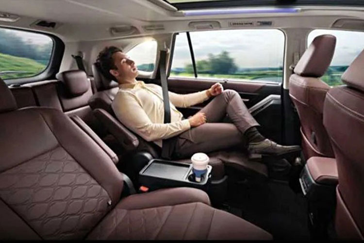 Thân xe Innova mới sở hữu 2 đường dập gân trên cửa mới, gợi liên tưởng đến Toyota Avanza Premio hay Veloz Cross 2022. Thêm vào đó là các bộ vành hợp kim mới có đường kính từ 16 - 18 inch, tùy phiên bản.