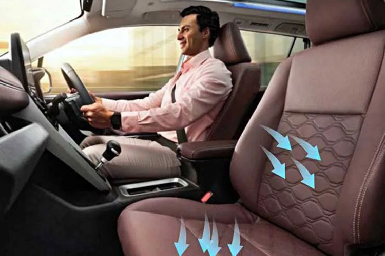 Phần đầu Toyota Innova 2023 nổi bật với cụm đèn chiếu sáng thiết kế mới, góc cạnh hơn, đèn định vị thanh mảnh ẩn bên trong. Lưới tản nhiệt hình lục giác cỡ lớn có viền mạ chrome. Cản trước cũng được làm lại cứng cáp hơn với các hốc gió được mở rộng.