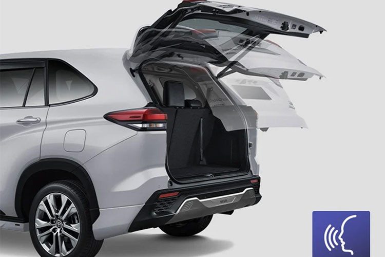 Tùy phiên bản, Innova 2023 sẽ có ghế bọc nỉ hoặc da tổng hợp, màn hình cảm ứng trung tâm 9 inch hoặc 10 inch, hệ thống điều hòa tự động đi kèm màn hình kỹ thuật số mới, màn hình đa thông tin 4,2 inch hoặc 7 inch trong bảng đồng hồ, 4 cổng USB Type C, phanh tay điện tử và tính năng tự động giữ phanh tạm thời.