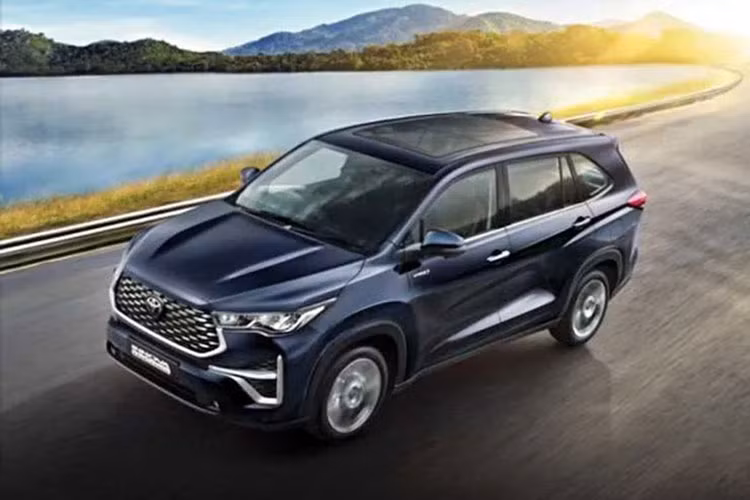 Dự đoán, Toyota Innova vẫn sẽ có 2 lựa chọn động cơ và 5 biến thể trang bị như thị trường Indonesia. Các bản VX, ZX và ZX(O) được trang bị động cơ hybrid, trong khi các bản G-SLF 7-8 chỗ và bản CX 7-8 chỗ được trang bị động cơ xăng 2.0L.