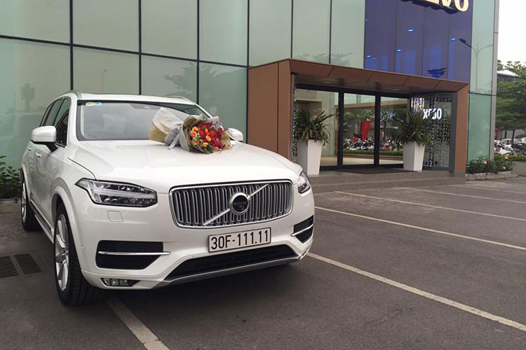 Volvo XC90 là mẫu SUV hạng sang mới xuất hiện tại thị trường Việt Nam từ những ngày cuối năm 2016, đầu năm 2017 và là đối thủ trực tiếp của những cái tên lâu năm như Audi Q7 hay Mercedes-Benz GLE. Và để có thể cạnh tranh được với các đối thủ sừng sỏ này, Volvo XC90 đã được định vị như một mẫu SUV hạng sang với trang thiết bị tiện nghi, thiết kế hiện đại và hàng loạt các tính năng an toàn chủ động.