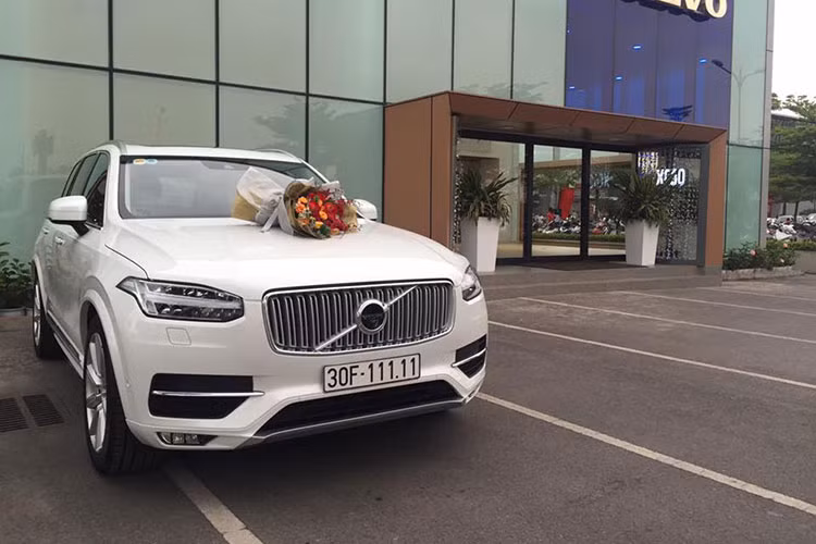 Volvo XC90 là mẫu SUV hạng sang mới xuất hiện tại thị trường Việt Nam từ những ngày cuối năm 2016, đầu năm 2017 và là đối thủ trực tiếp của những cái tên lâu năm như Audi Q7 hay Mercedes-Benz GLE. Và để có thể cạnh tranh được với các đối thủ sừng sỏ này, Volvo XC90 đã được định vị như một mẫu SUV hạng sang với trang thiết bị tiện nghi, thiết kế hiện đại và hàng loạt các tính năng an toàn chủ động.
