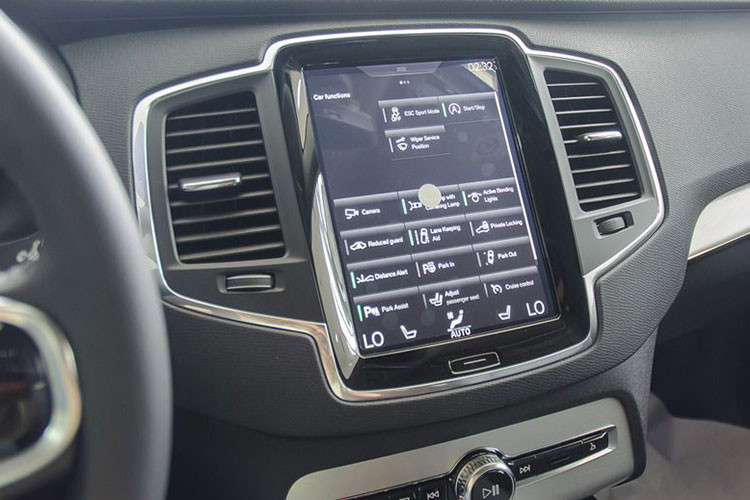 Chiếm trọn bảng điều khiển trung tâm là hệ thống thông tin giải trí Sensus, với màn hình cảm ứng lên tới 12 inch và tích hợp đầy đủ các công nghệ hiện đại nhất hiện nay, bao gồm: kết nối internet, điện thoại thông minh Apple CarPlay Android Auto, Bluetooth, hệ thống định vị...