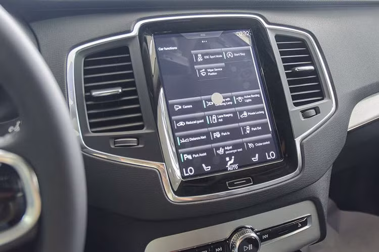 Chiếm trọn bảng điều khiển trung tâm là hệ thống thông tin giải trí Sensus, với màn hình cảm ứng lên tới 12 inch và tích hợp đầy đủ các công nghệ hiện đại nhất hiện nay, bao gồm: kết nối internet, điện thoại thông minh Apple CarPlay Android Auto, Bluetooth, hệ thống định vị...