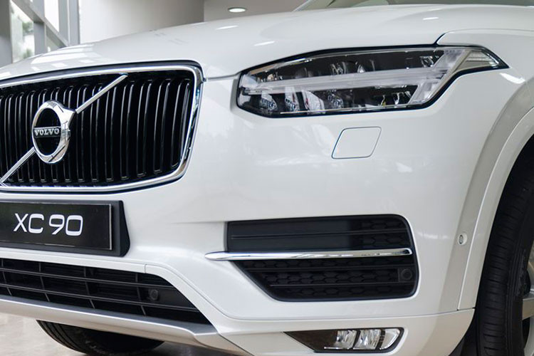 Dựa trên nền chassis SPA mới nhất của Volvo, XC90 thế hệ mới dài hơn, rộng hơn và thấp hơn so với phiên bản cũ. Những chi tiết như đèn pha LED, lưới tản nhiệt dựng đứng với logo Volvo chạy chéo, các nẹp hai bên hông mạ chrome và bộ mâm đúc 8 cánh khiến phiên bản Inscription của dòng xe trở nên vừa hiện đại, sang trọng và thể thao hơn.