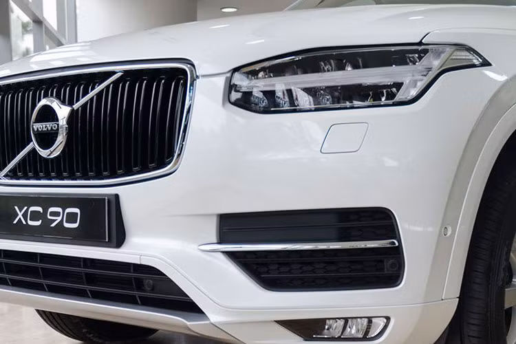 Dựa trên nền chassis SPA mới nhất của Volvo, XC90 thế hệ mới dài hơn, rộng hơn và thấp hơn so với phiên bản cũ. Những chi tiết như đèn pha LED, lưới tản nhiệt dựng đứng với logo Volvo chạy chéo, các nẹp hai bên hông mạ chrome và bộ mâm đúc 8 cánh khiến phiên bản Inscription của dòng xe trở nên vừa hiện đại, sang trọng và thể thao hơn.