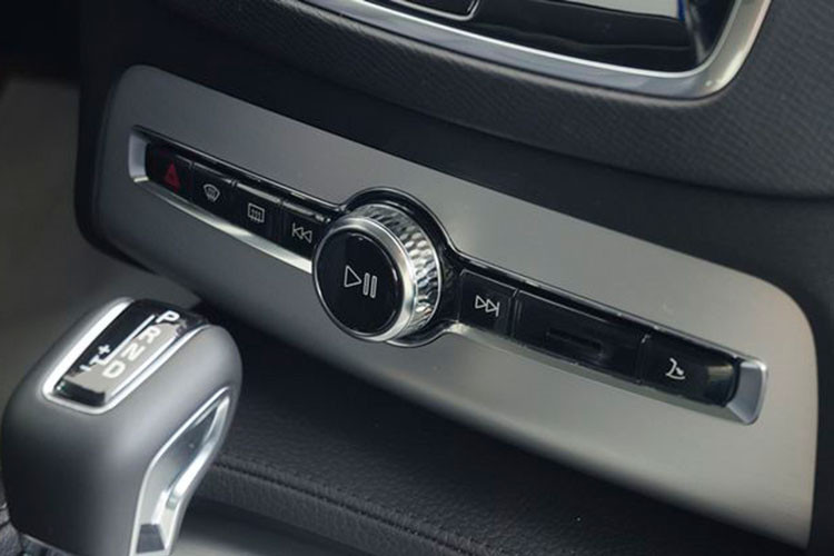 Các trang bị an toàn thông minh mang tên IntelliSafe, với đầy đủ các công nghệ an toàn chủ động và thụ động. Ngoài ra còn có; camera 360 độ, cảm biến hồng ngoại xung quanh xe, cảnh báo chuyển làn, cảnh báo va chạm trước sau, phanh khẩn cấp, hỗ trợ đỗ xe tự động, cảnh báo điểm mù, tự động đọc biển báo...