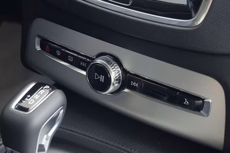 Các trang bị an toàn thông minh mang tên IntelliSafe, với đầy đủ các công nghệ an toàn chủ động và thụ động. Ngoài ra còn có; camera 360 độ, cảm biến hồng ngoại xung quanh xe, cảnh báo chuyển làn, cảnh báo va chạm trước sau, phanh khẩn cấp, hỗ trợ đỗ xe tự động, cảnh báo điểm mù, tự động đọc biển báo...