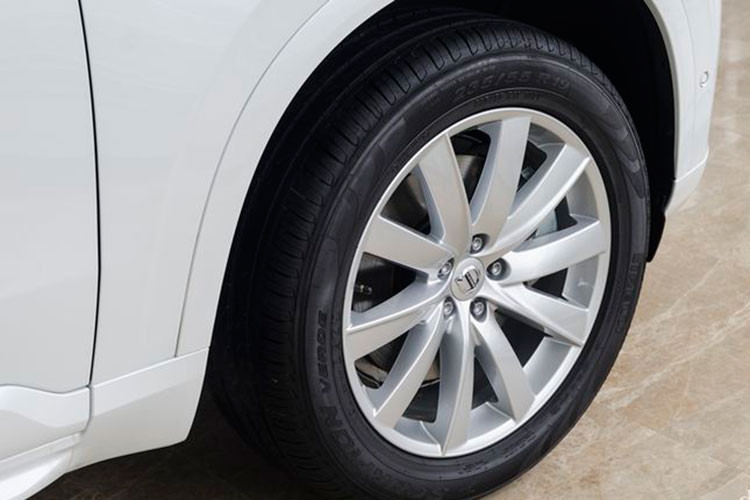 XC90 được trang bị la-zăng hợp kim 20 inch thiết kế đa chấy. Sườn xe được ốp nẹp kim loại, hốc bánh xe thiết kế với những đường gân dập nổi khỏe khoắn. Gương chiếu hậu của xe tích hợp xi-nhan bóng LED.