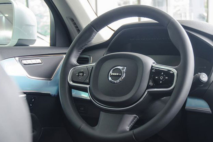 Ngồi từ phía người lái, XC90 sẽ đem lại góc nhìn rất thoáng nhờ có bảng táp-lô rộng rãi và cột A mỏng, dốc về phía sau. Giống các đối thủ cao cấp khác, bảng đồng hồ của Volvo XC90 T6 Inscription cũng hoàn toàn là một màn hình kỹ thuật số lớn, phía sau là vô-lăng được tích hợp các nút điều khiển hệ thống âm thanh và một số tính năng...