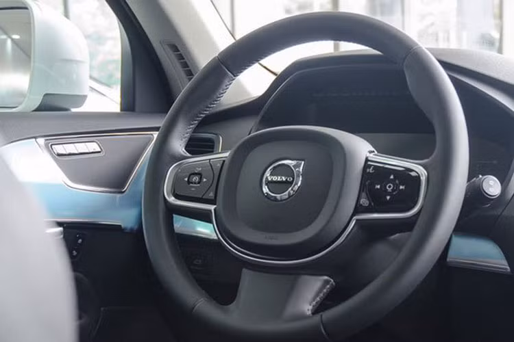 Ngồi từ phía người lái, XC90 sẽ đem lại góc nhìn rất thoáng nhờ có bảng táp-lô rộng rãi và cột A mỏng, dốc về phía sau. Giống các đối thủ cao cấp khác, bảng đồng hồ của Volvo XC90 T6 Inscription cũng hoàn toàn là một màn hình kỹ thuật số lớn, phía sau là vô-lăng được tích hợp các nút điều khiển hệ thống âm thanh và một số tính năng...