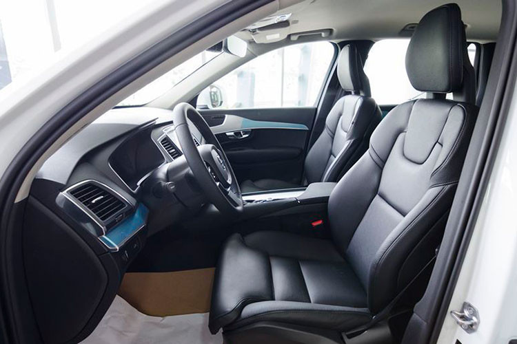 Xe được trang bị cửa sổ trời, rèm che nắng cho hàng ghế sau. Cửa gió điều hòa cho hàng ghế thứ 2, với màn hình cảm ứng lựa chọn tốc độ gió, sưởi ấm ghế. Hàng ghế thứ 3 có thể gập phẳng, tăng thêm diện tích cho khoang chứa đồ, có thể lên tới 2.427 lít.