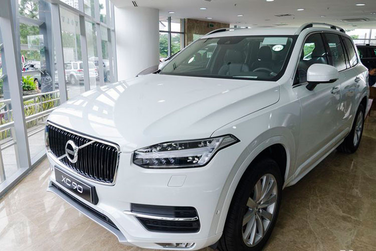 Giá bán Volvo XC90 chính hãng đang được niêm yết ở mức 3,399 tỷ đồng. Chiếc xe được mang trên mình biển số cực đẹp với năm số 1 - dân chơi biển số gọi đó là biển "ngũ quý" này chắc chắn khi được bán ra cho giới mê xe, nó sẽ có giá đắt hơn nhiều so với khi "đập thùng".