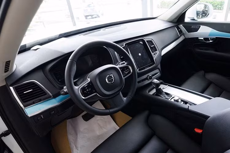 Không gian nội thất của mẫu xe SUV hạng sang Volvo XC90 sử dụng chất liệu da cao cấp, tương phản với nngoại thất. Cụm điều khiển trung tâm thiết kế khá đơn giản nhưng tinh tế. Xe được trang bị 4 cửa gió điều hòa trên cụm điều khiển trung tâm và 2 cửa gió trên trụ A.